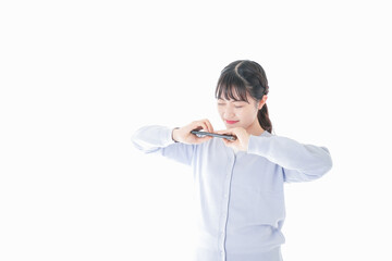 スマホを壊す若い女子学生