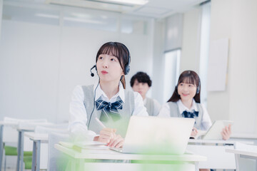 教室で授業を受ける学生