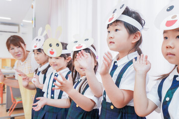 発表会の練習をする子どもたちと保育士