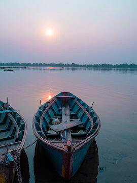 Barcas al Amanecer en el rio paraguay.