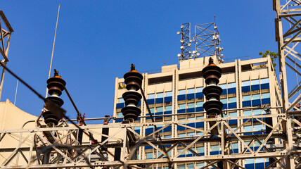 Instalações elétricas de uma distribuidora de energia no Brasil, destacando a infraestrutura e...