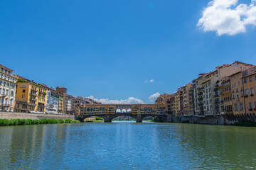 Obraz premium View of the Arno, the river that crosses the city of Florence in Italy.