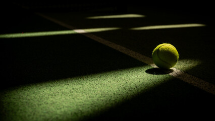 Tennisball liegt an der Linie auf einem Tennisplatz in einer Tennishalle