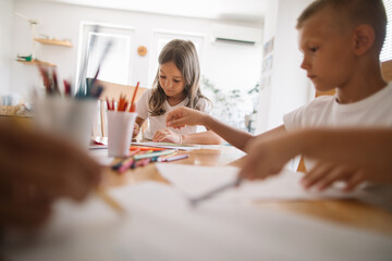 Obraz premium Low angle table view of kids drawing