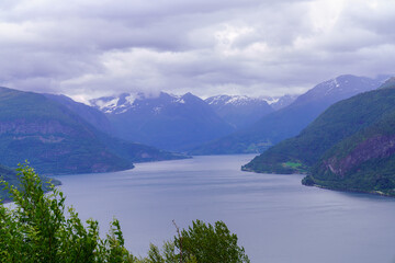 Fototapeta premium Innvikfjorden: Misty Island Reflection