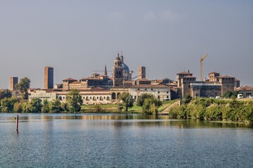 Fototapeta premium mantua, italien - lago inferiore mit panorama der altstadt