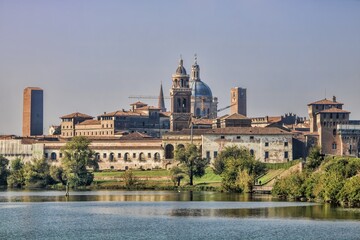 Obraz premium mantua, italien - stadtpanorama der altstadt am lago inferiore