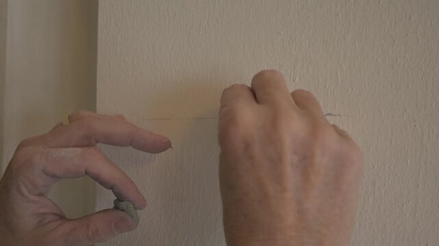 Fijando tarugo en pared con masilla epoxi