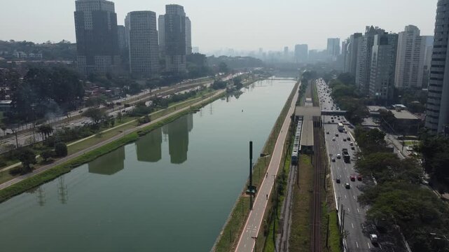 Vis&atilde;o a&eacute;rea da marginal pinheiros sobre a linha de trem e tr&acirc;nsito de ve&iacute;culos na cidade de s&atilde;o paulo, sp, brasil