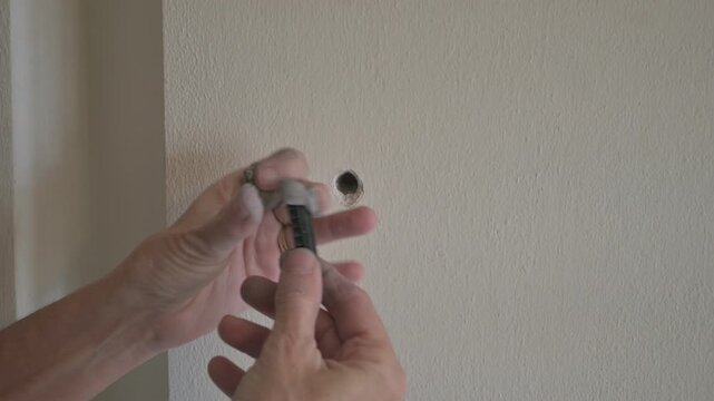 Poniendo masilla epoxi en un tarugo para atornillar soporte a la pared