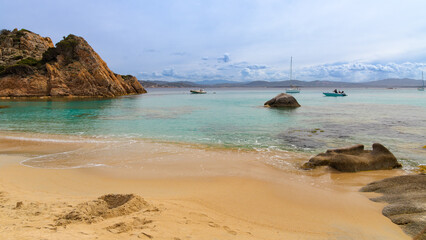 Una vista de una de las playas de Cala Corsara, en la Isla de Spargi, parte del Archipiélago de Santa Magdalena, Cerdeña, muestra una escena tranquila con arena dora.da y aguas turquesas