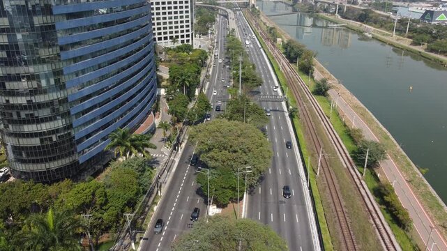 Vis&atilde;o a&eacute;rea da avenida marginal pinheiros na cidade de s&atilde;o paulo, sp, brasil