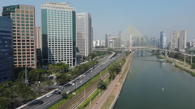 Marginal pinheiros a beira do rio pinheiros no centro da cidade de s&atilde;o paulo sp brasil