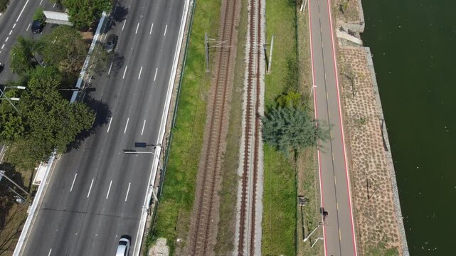 Vis&atilde;o a&eacute;rea do tr&acirc;nsito de ve&iacute;culos na marginal pinheiros com vista para a linha de trem e a ciclofaixa para ciclistas na cidade de s&atilde;o paulo, sp, brasil