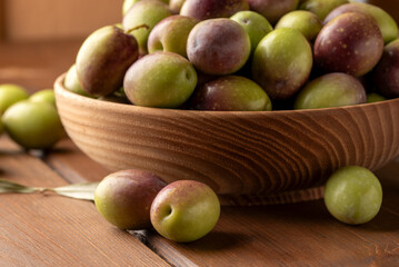 Manciata di olive fresche biologiche appena colte 