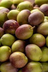 Manciata di olive fresche biologiche appena colte 