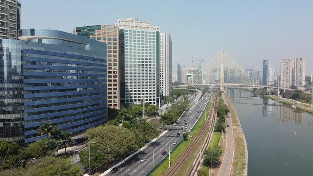 Marginal pinheiros rio pinheiros ponte estaiada video drone 4k dia de sol cidade de s&atilde;o paulo sp brasil