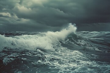Naklejka premium A roaring ocean wave under a stormy sky captures the raw power and dramatic intensity of nature's fury.