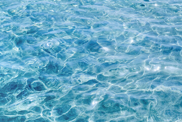 Obraz premium Crystal clear water surface of the sea With gentle waves and ripples texture, creating a beautiful picture