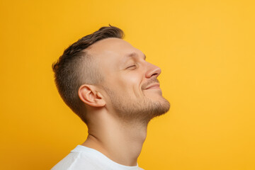 Obraz premium A close up of a man's face with his eyes closed