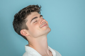 Obraz premium A close up of a man's face with his eyes closed