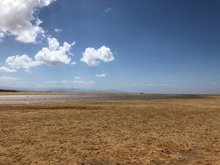 un paisaje de zona desierta y horizonte infinito