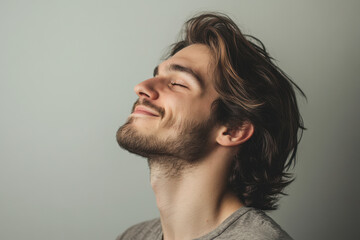 Obraz premium A close up of a man's face with his eyes closed