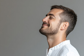 Obraz premium A close up of a man's face with his eyes closed