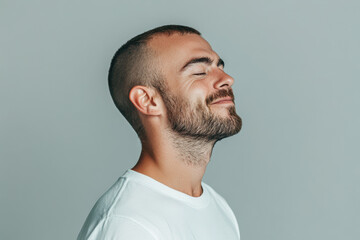 Obraz premium A close up of a man's face with his eyes closed