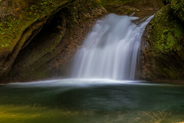 Obraz premium Aufnahme vom einem Wasserfall in einem Tobel.