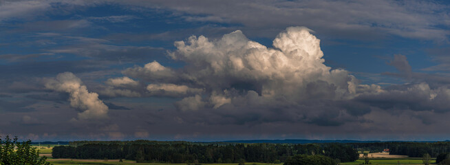 Panoramaaufnahme von einer Regenwolke in den Abendstunden.