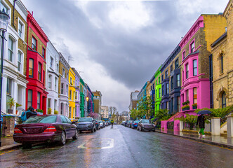Obraz premium View of the wonderful Lancaster Road, the mythical street of colorful houses under a cloudy sky in Notting Hill in London, England.