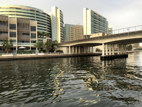 Edificios y un puente en el canal en Abu Dhabi