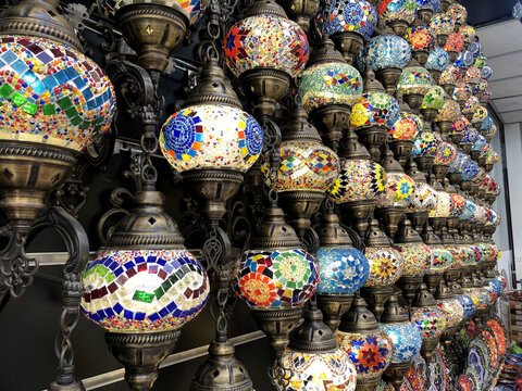 Mercado de l&aacute;mparas multicolor de cristal de estilo medio oriente