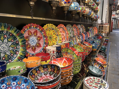 Mercado de artesan&iacute;as donde venden diferentes tipos de platos