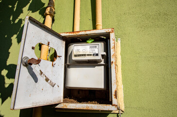 Gas pipe meter for measuring consumed natural gas