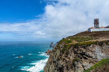 Cabo da Roca, il punto più occidentale d’Europa, un faro a picco sull’Oceano Atlantico, su...
