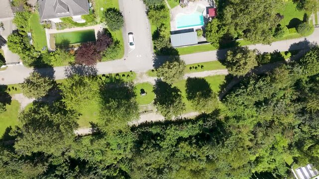 Drohnenflug &uuml;ber eine kleine Stadt - Lambach