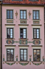 Obraz premium Altes Haus am Marktplatz in Warschau, Polen, vertikal