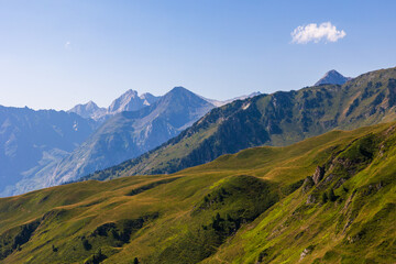 Obraz premium Panorama sur les Pyrénées espagnoles (dont le Pic d’Aneto) depuis le Pic de l’Entécade, près de Bagnères-de-Luchon