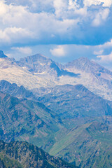 Pic Lézat (3107 m) et Grand Quayrat (3060 m), encore recouverts de neige en été, dans les...