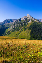 Obraz premium Pic de la Pique, culminant à 2387 m d’altitude, dans les Pyrénées françaises, depuis le Plateau du Campsaure à la frontière franco-espagnole
