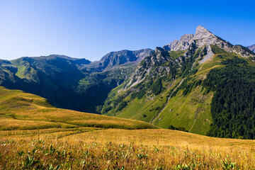 Pic de la Pique, culminant à 2387 m d’altitude, dans les Pyrénées françaises, depuis le Plateau du Campsaure à la frontière franco-espagnole