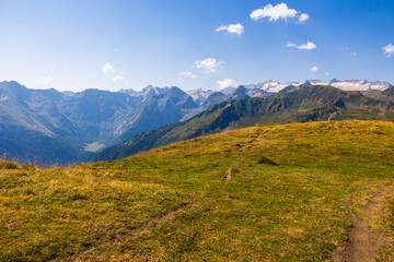 Panorama sur les Pyrénées espagnoles (dont le Pic d’Aneto) depuis le Pic de l’Entécade, près de Bagnères-de-Luchon