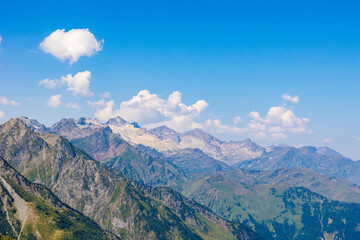 Naklejka premium Pic Perdiguère (3222 m), Pic Lézat (3107 m), Pic du Maupas (3109 m) et Pic de Boum (3006 m) dominant le glacier des Crabioules en été dans les Pyrénées près de Bagnères-de-Luchon
