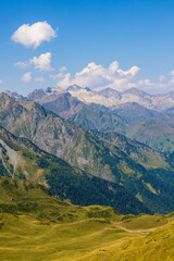 Pic Perdiguère (3222 m), Pic Lézat (3107 m), Pic du Maupas (3109 m) et Pic de Boum (3006 m) dominant le glacier des Crabioules en été dans les Pyrénées près de Bagnères-de-Luchon