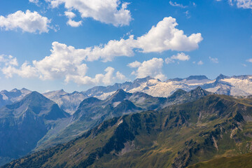 Panorama sur les Pyrénées espagnoles (dont le Pic d’Aneto) depuis le Pic de l’Entécade, près de Bagnères-de-Luchon