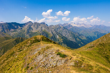 Panorama sur les Pyrénées françaises (dont le Pic Perdiguère) depuis le Pic de l’Entécade,...