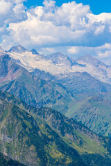 Obraz premium Pic Perdiguère (3222 m), Pic Lézat (3107 m), Pic du Maupas (3109 m) et Pic de Boum (3006 m) dominant le glacier des Crabioules en été dans les Pyrénées près de Bagnères-de-Luchon