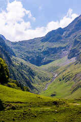 Source de la Pique, au pied du Pic de la Pique, dans les Pyrénées françaises près de Bagnères-de-Luchon